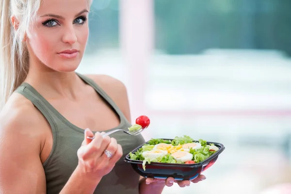 Υγιή Νεαρά Γυναίκα Τρώει Λαχανικά Πράσινη Σαλάτα Στο Γυμναστήριο — Φωτογραφία Αρχείου