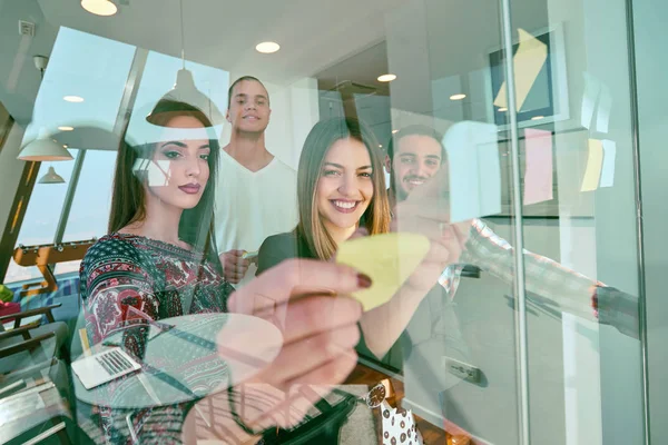 iş, başlangıç, planlama, yönetim ve insan kavramı - mutlu yaratıcı ekibi çıkartmaları office cam panosu modern ofis yazma