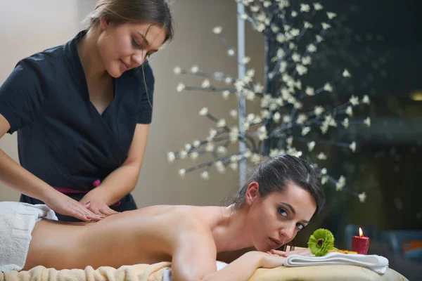 Wellendingen Frauen Genießen Eine Entspannende Rückenmassage Kosmetologischen Wellnesszentrum Körperpflege Hautpflege — Stockfoto
