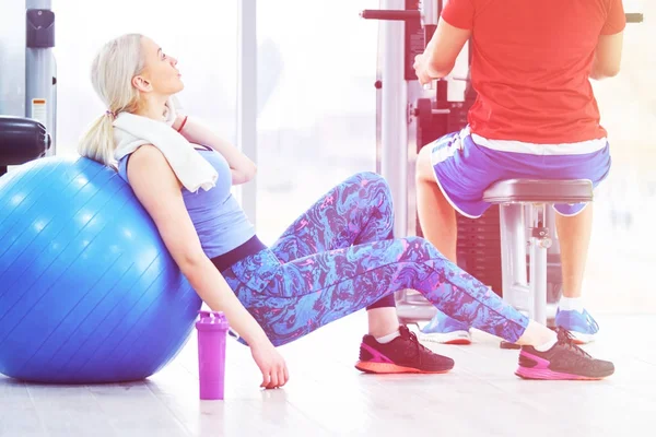 Vrouw Fitness Sportschool Met Een Pilates Bal — Stockfoto