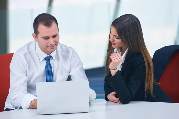 Businesspeople Using Laptop Conference Table — Stock Photo, Image