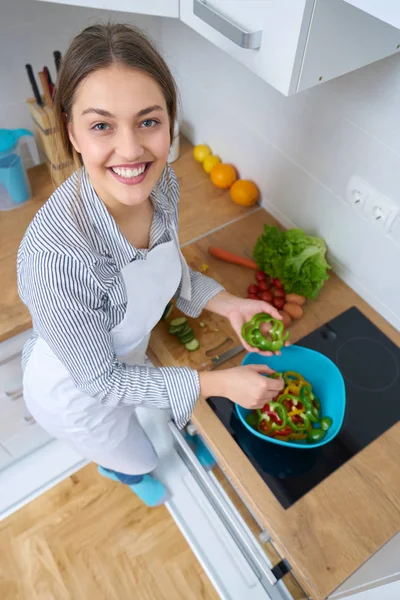 Jonge Vrouw Met Mandje Met Verse Groenten Keuken — Stockfoto