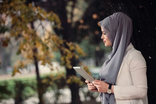 Jong Meisje Het Dragen Van Hijab Met Behulp Van Tablet — Stockfoto