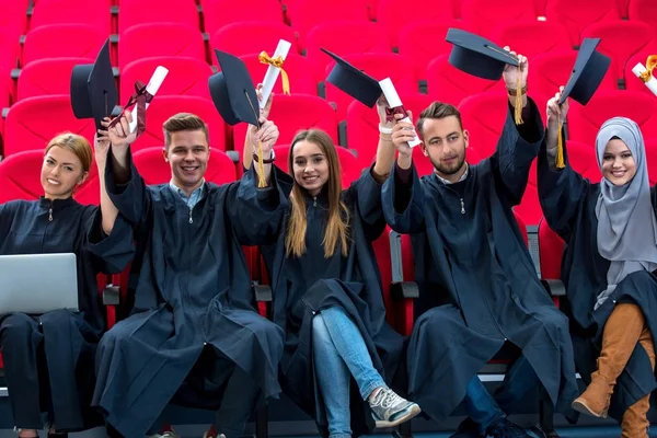 Ομάδα Ποικίλο Διεθνές Αποφοιτούν Φοιτητές Γιορτάζει Κάθεται Και Στέκεται Έννοια — Φωτογραφία Αρχείου