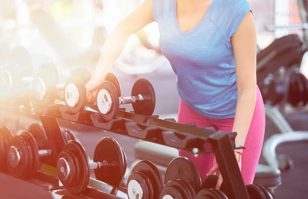 Ejercicio Femenino Fuerte Con Barra Gimnasio — Foto de Stock