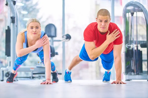 Entrenamiento Mujer Con Instructor Fitness Gimnasio — Foto de Stock