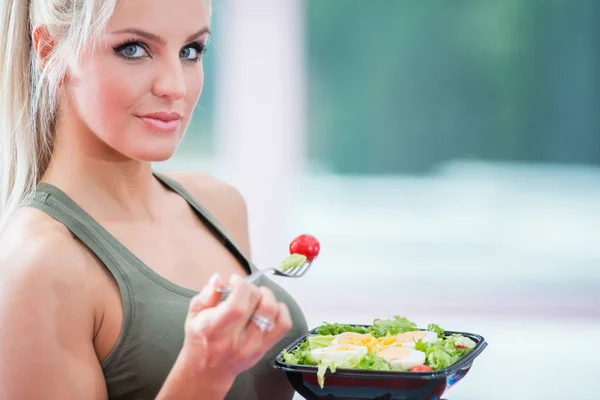 Gesunde Junge Frau Isst Gemüse Grünen Salat Fitnessstudio — Stockfoto