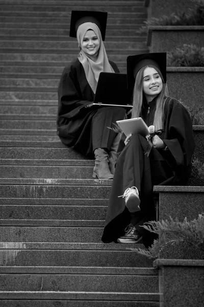 Lányok Érettségi Kollégák Oktatás — Stock Fotó