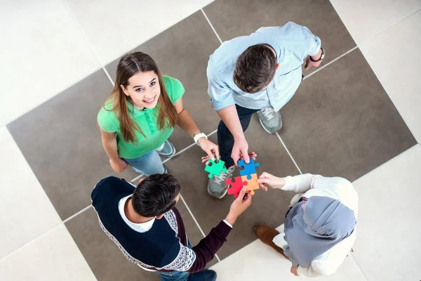 Trabajo Equipo Socios Concepto Integración Puesta Marcha Con Piezas Rompecabezas — Foto de Stock