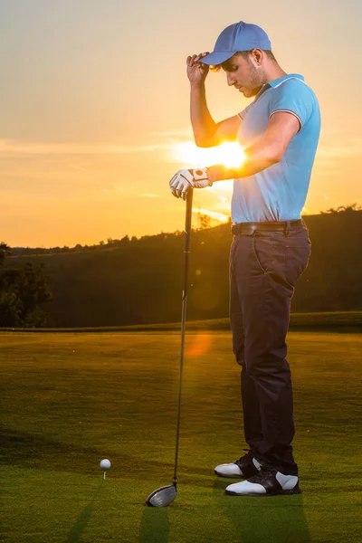 Mann Spielt Bei Sonnenuntergang Golf — Stockfoto