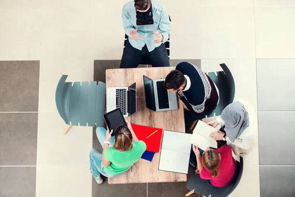 Jóvenes Empresarios Que Trabajan Oficina Nuevo Proyecto Startup Concepto Equipo — Foto de Stock