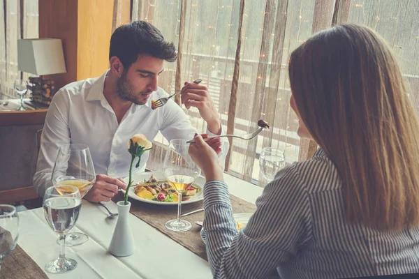 Comida Navidad Vacaciones Concepto Personas Pareja Sonriente Comiendo Plato Principal —  Fotos de Stock