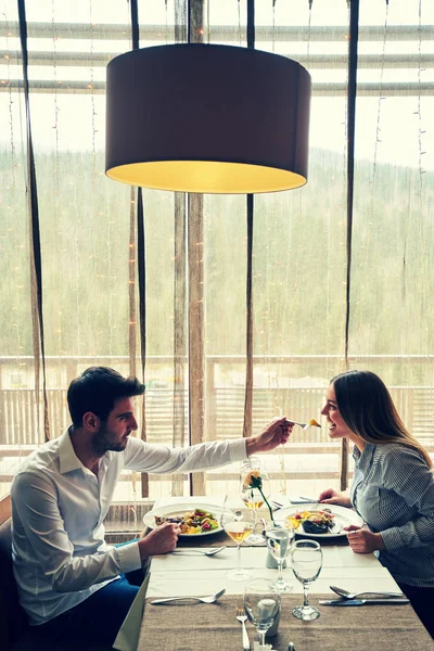 Food Christmas Holidays People Concept Smiling Couple Eating Main Course — Stock Photo, Image