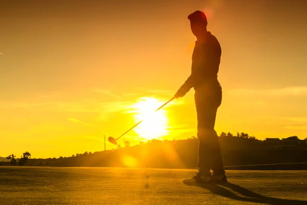 Człowiek Jest Gra Golfa Podczas Zachodu Słońca — Zdjęcie stockowe