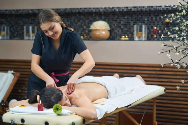 Mujer Disfrutando Relajante Masaje Espalda Cosmetología Centro Spa —  Fotos de Stock