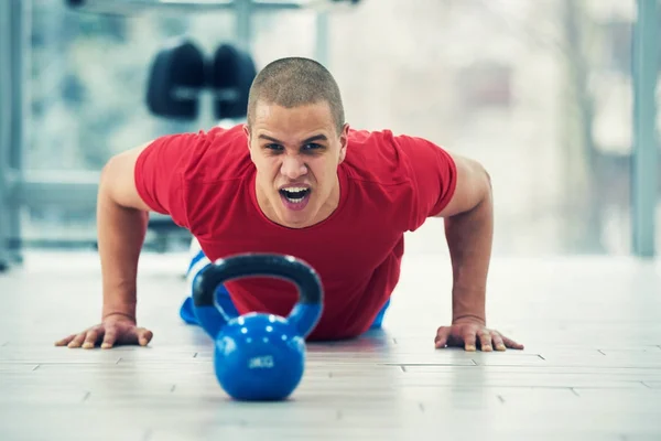 Entrenamiento Joven Fitness Hombre Por Kettlebell — Foto de Stock