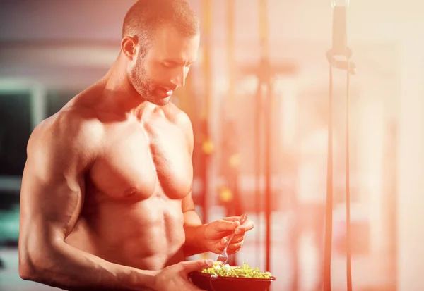Bodybuilder Eating Salad Gym — Stock Photo, Image