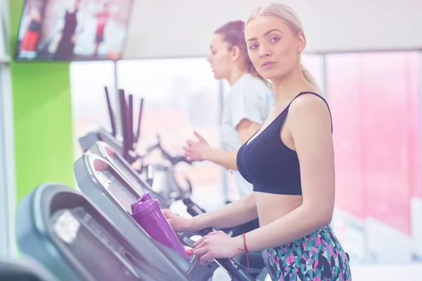 Fille Court Sur Tapis Roulant Fille Active Dans Salle Gym — Photo