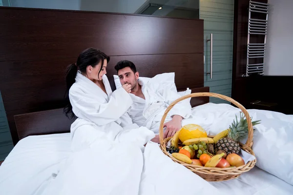 Couple Relaxant Lit Avec Panier Fruits Plaisir — Photo