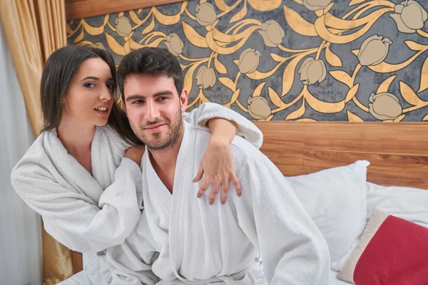 Hotel Viagens Relacionamentos Conceito Felicidade Casal Feliz Cama — Fotografia de Stock