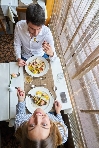 Food Christmas Holidays People Concept Smiling Couple Eating Main Course — Stock Photo, Image