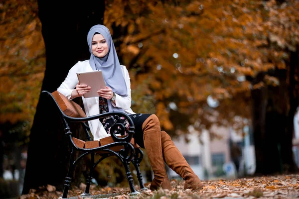 Szép Fiatal Lány Hidzsáb Tabletta Segítségével Egy Padon Őszi Színek — Stock Fotó
