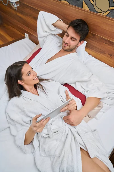 Hotel Viagens Relacionamentos Conceito Felicidade Casal Feliz Cama — Fotografia de Stock