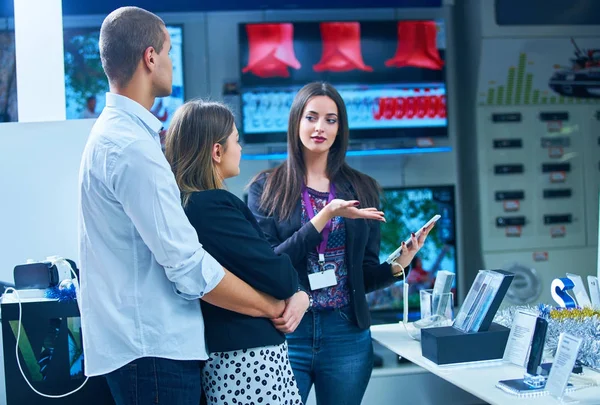 Pareja Joven Tienda Electrónica Consumo Busca Última Computadora Portátil Televisión — Foto de Stock