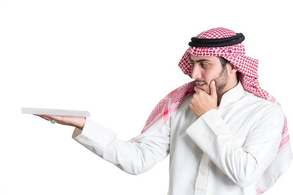 Νεαρός Μουσουλμάνος Άνδρας Κρατώντας Κάτι Ιδανικό Για Την Εμφάνιση Σας — Φωτογραφία Αρχείου