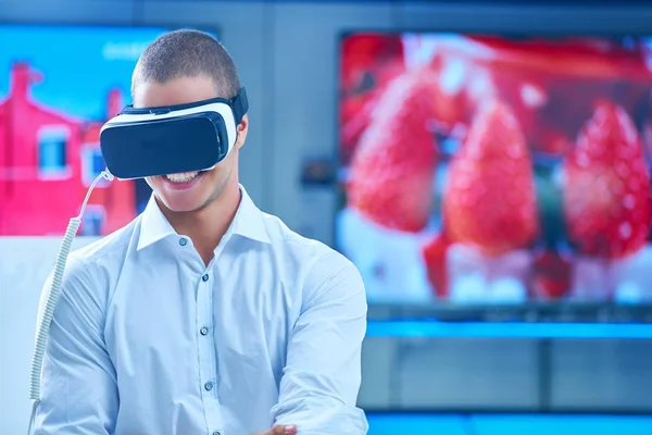 Muž Brýlemi Virtuální Reality — Stock fotografie