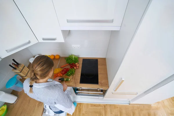 Mujer Joven Con Cesta Verduras Frescas Cocina — Foto de Stock