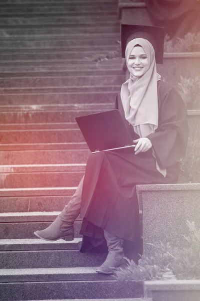 Estudiante Posgrado Bastante Femenina Usando Hijab Con Computadora —  Fotos de Stock