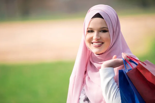 Happy Muslim Gadis Dengan Tas Belanja Konseptual — Stok Foto