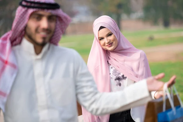 Schönes Muslimisches Paar Das Nach Dem Einkaufen Spazieren Geht Konzept — Stockfoto