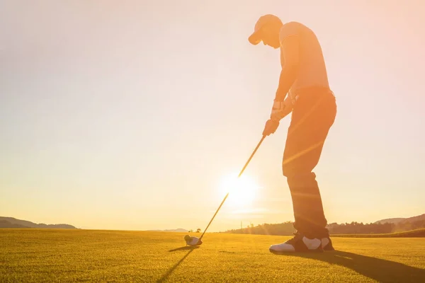 Člověk Hraje Golf Při Západu Slunce — Stock fotografie