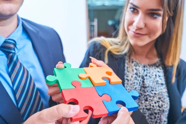 Groep Van Mensen Uit Het Bedrijfsleven Montage Puzzel Vertegenwoordigen Steun — Stockfoto