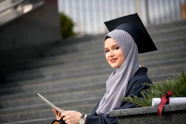 Estudante Pós Graduação Bonita Vestindo Hijab Com Computador — Fotografia de Stock