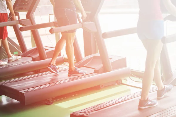 Gente Corriendo Máquina Cinta Correr Gimnasio Club Fitness — Foto de Stock