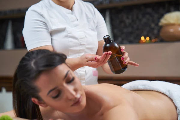 Mulher Spa Feminino Desfrutando Relaxante Massagem Nas Costas Cosmetology Spa — Fotografia de Stock