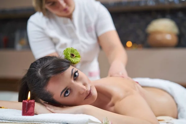 Wellendingen Frauen Genießen Eine Entspannende Rückenmassage Kosmetologischen Wellnesszentrum Körperpflege Hautpflege — Stockfoto