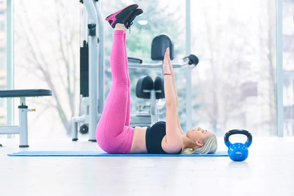 Sterk Kvinnelig Trening Med Bjelle Gymsal – stockfoto