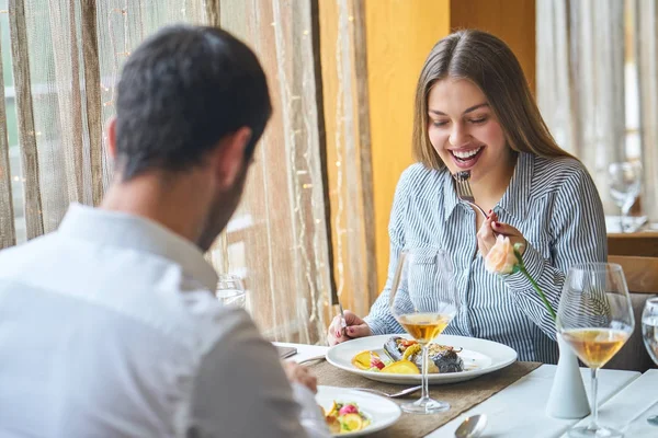 Food Christmas Holidays People Concept Smiling Couple Eating Main Course — Stock Photo, Image