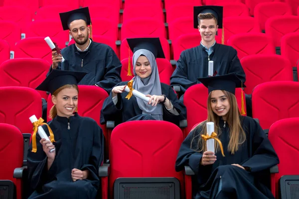 Gruppo Studenti Laureati Internazionali Diversi Celebrare Seduta Piedi Concetto — Foto Stock