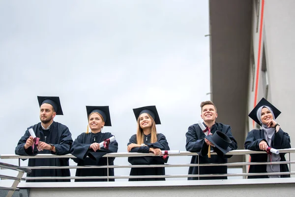 Ομάδα Ποικίλο Διεθνές Αποφοιτούν Φοιτητές Γιορτάζει Κάθεται Και Στέκεται Έννοια — Φωτογραφία Αρχείου
