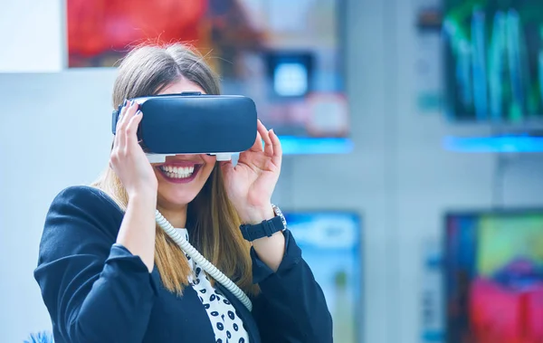 Jovem Mulher Usando Dispositivo Realidade Virtual — Fotografia de Stock