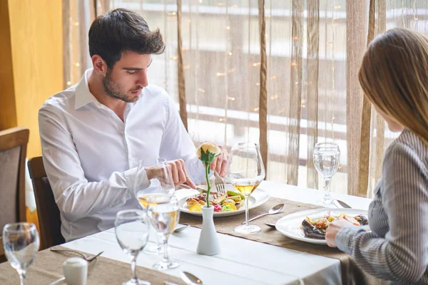 Comida Natal Feriados Conceito Pessoas Casal Sorrindo Comer Prato Principal — Fotografia de Stock