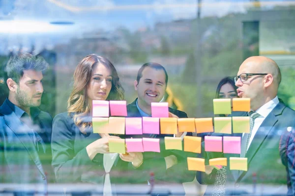 Empresarios Discutiendo Planificando Concepto Marcador Frontal Pared Vidrio Pegatinas Oficina —  Fotos de Stock