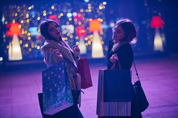 Duas Meninas Bonitas Sobre Shopping Center Noite — Fotografia de Stock