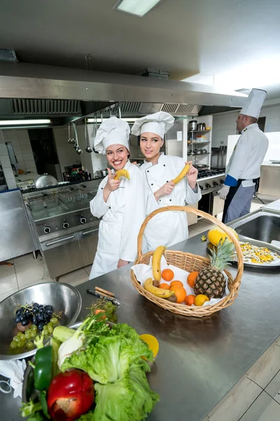 Meninas Divertindo Cozinha — Fotografia de Stock