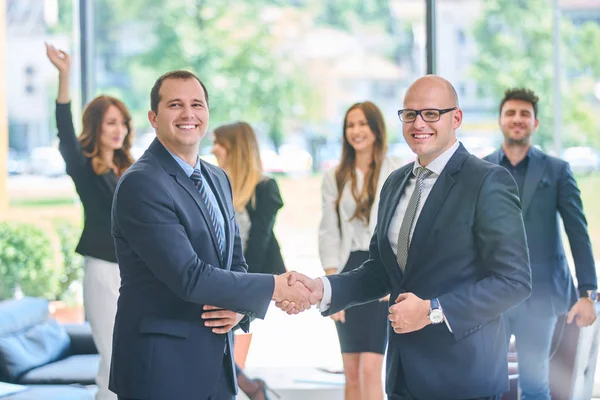 Affärsmän Skakar Hand Avslutar Ett Möte Kontoret — Stockfoto